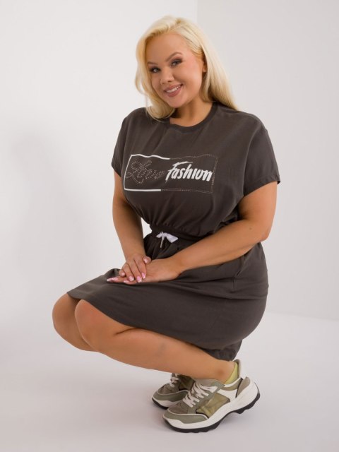 Sukienka khaki plus size z wiązaniem w pasie, krotki rękaw Relevance Sukienka khaki plus size z wiązaniem w pasie, krotki rękaw Relevance