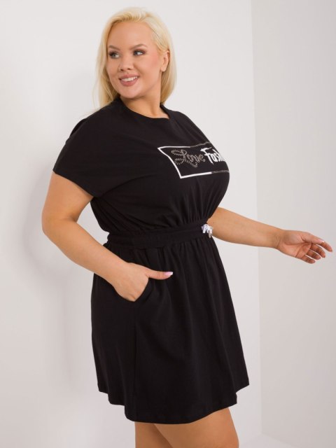 Sukienka czarna plus size z wiązaniem w pasie, krotki rękaw Relevance Sukienka czarna plus size z wiązaniem w pasie, krotki rękaw Relevance