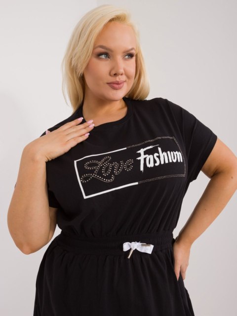 Sukienka czarna plus size z wiązaniem w pasie, krotki rękaw Relevance Sukienka czarna plus size z wiązaniem w pasie, krotki rękaw Relevance