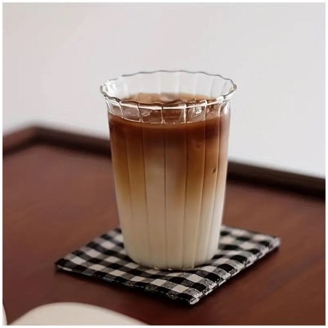 Elegancka szklanka ryflowana 420 ml do codziennego użytku