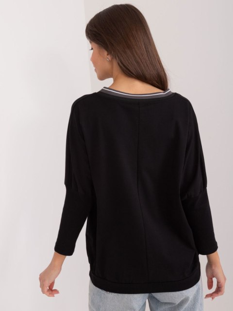 Bluzka oversize czarna, rekaw 3/4, dekolt w serek, z napisem Bluzka oversize czarna, rekaw 3/4, dekolt w serek, z napisem