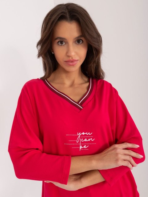 Bluzka oversize czerwona, rekaw 3/4, dekolt w serek, z napisem Bluzka oversize czerwona, rekaw 3/4, dekolt w serek, z napisem