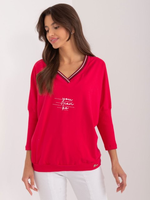 Bluzka oversize czerwona, rekaw 3/4, dekolt w serek, z napisem Bluzka oversize czerwona, rekaw 3/4, dekolt w serek, z napisem