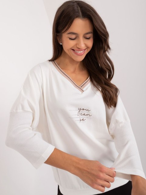 Bluzka oversize ecru, rekaw 3/4, dekolt w serek, z napisem