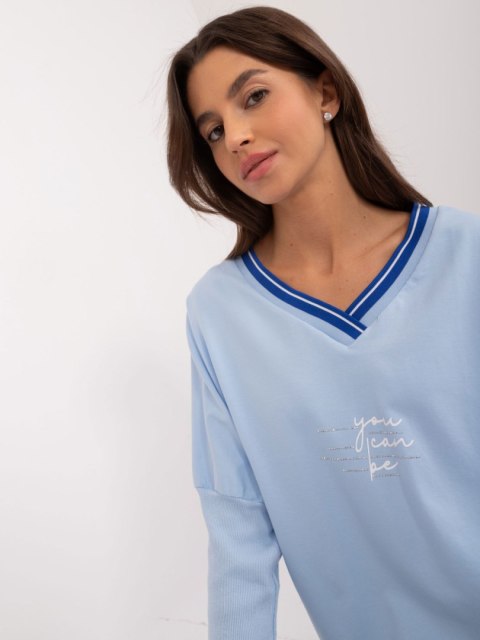 Bluzka oversize niebieska, rekaw 3/4, dekolt w serek, z napisem Bluzka oversize niebieska, rekaw 3/4, dekolt w serek, z napisem