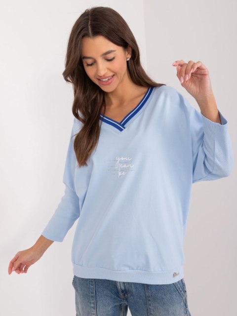 Bluzka oversize niebieska, rekaw 3/4, dekolt w serek, z napisem Bluzka oversize niebieska, rekaw 3/4, dekolt w serek, z napisem