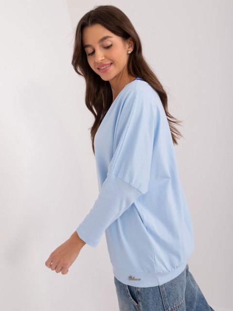 Bluzka oversize niebieska, rekaw 3/4, dekolt w serek, z napisem Bluzka oversize niebieska, rekaw 3/4, dekolt w serek, z napisem