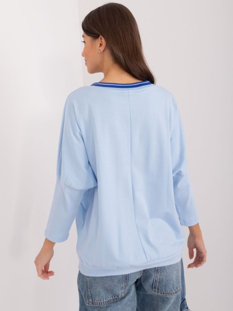 Bluzka oversize niebieska, rekaw 3/4, dekolt w serek, z napisem Bluzka oversize niebieska, rekaw 3/4, dekolt w serek, z napisem