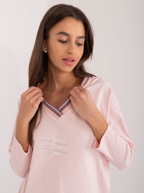 Bluzka oversize rózowa, rekaw 3/4, dekolt w serek, z napisem Bluzka oversize rózowa, rekaw 3/4, dekolt w serek, z napisem