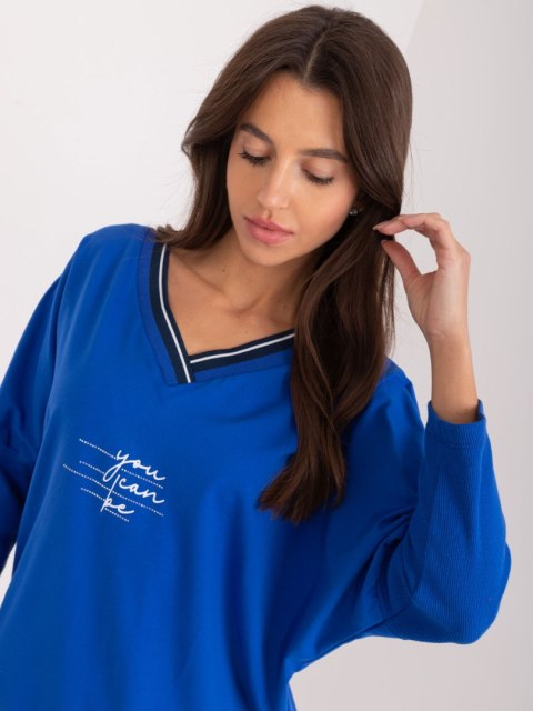 Bluzka oversize kobeltowa, rekaw 3/4, dekolt w serek, z napisem Bluzka oversize kobeltowa, rekaw 3/4, dekolt w serek, z napisem