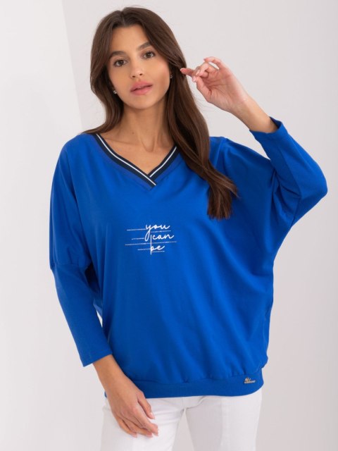 Bluzka oversize kobeltowa, rekaw 3/4, dekolt w serek, z napisem Bluzka oversize kobeltowa, rekaw 3/4, dekolt w serek, z napisem