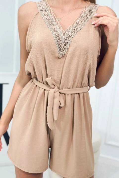 Kombinezon krótki z ozdobną koronką camelowy, z wiązaniem moda włosa Kombinezon krótki z ozdobną koronką camelowy, z wiązaniem moda włosa