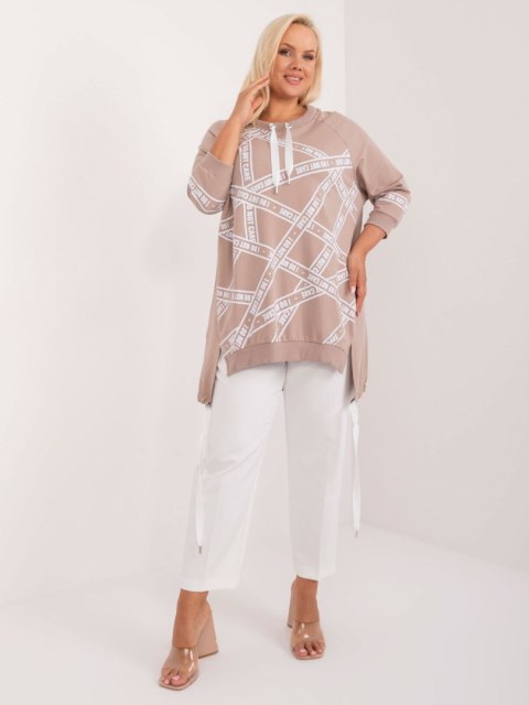 Tunika, bluzka plus size beżowa z napisami i rozcięciem Tunika, bluzka plus size beżowa z napisami i rozcięciem
