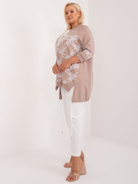 Tunika, bluzka plus size beżowa z napisami i rozcięciem Tunika, bluzka plus size beżowa z napisami i rozcięciem