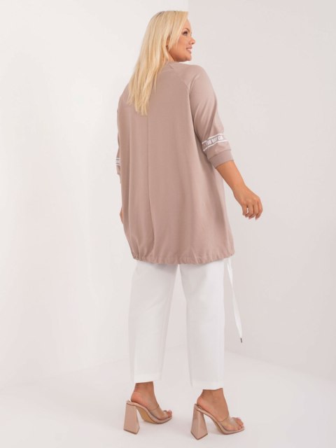 Tunika, bluzka plus size beżowa z napisami i rozcięciem Tunika, bluzka plus size beżowa z napisami i rozcięciem