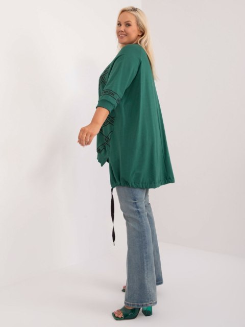 Tunika, bluzka plus size ciemnozielona z napisami i rozcięciem Tunika, bluzka plus size ciemnozielona z napisami i rozcięciem