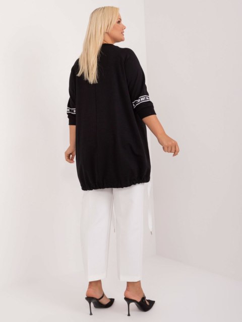 Tunika, bluzka plus size czarna z napisami i rozcięciem Tunika, bluzka plus size czarna z napisami i rozcięciem