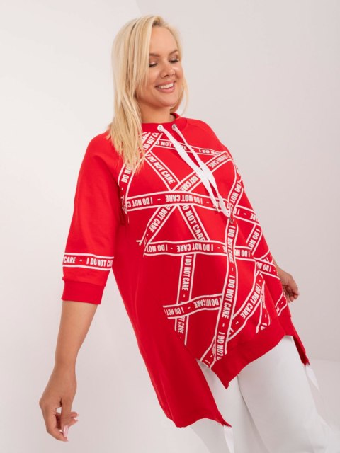 Tunika, bluzka plus size czerwona z napisami i rozcięciem Tunika, bluzka plus size czerwona z napisami i rozcięciem