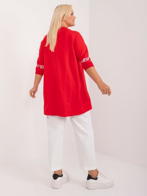 Tunika, bluzka plus size czerwona z napisami i rozcięciem Tunika, bluzka plus size czerwona z napisami i rozcięciem