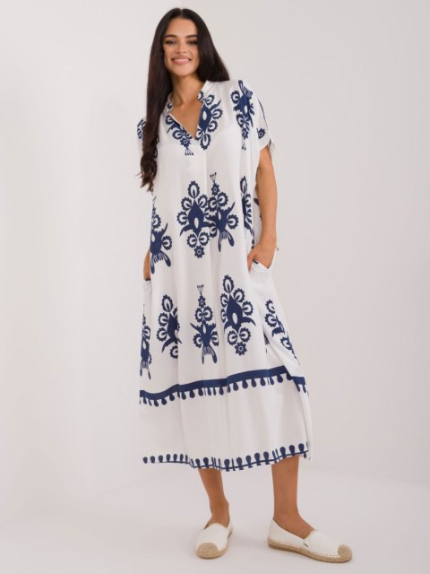 Sukienka maxi boho biało-granatowa z printem oversize Sukienka maxi boho biało-granatowa z printem oversize