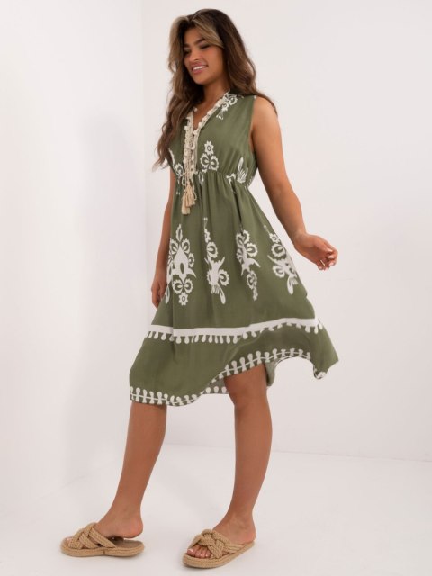 Sukienka letnia khaki z fedzlami przy dekolcie boho Sukienka letnia khaki z fedzlami przy dekolcie boho