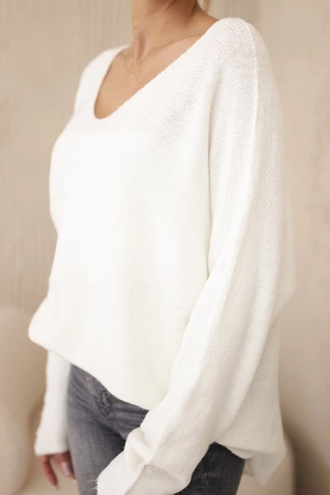 Sweter z dekoltem V ecru oversize, długi rękaw Sweter z dekoltem V ecru oversize, długi rękaw