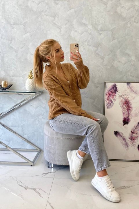 Sweter zapinany na guziki z ozdobnym splotem camelowy