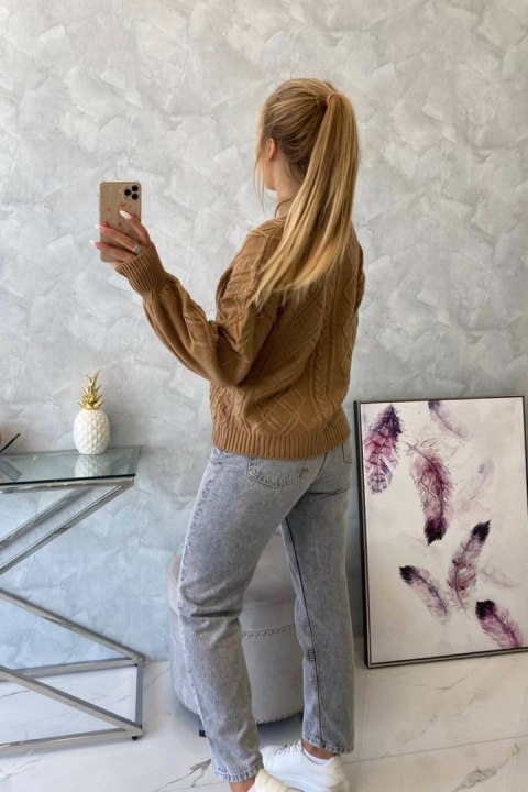 Sweter zapinany na guziki z ozdobnym splotem camelowy