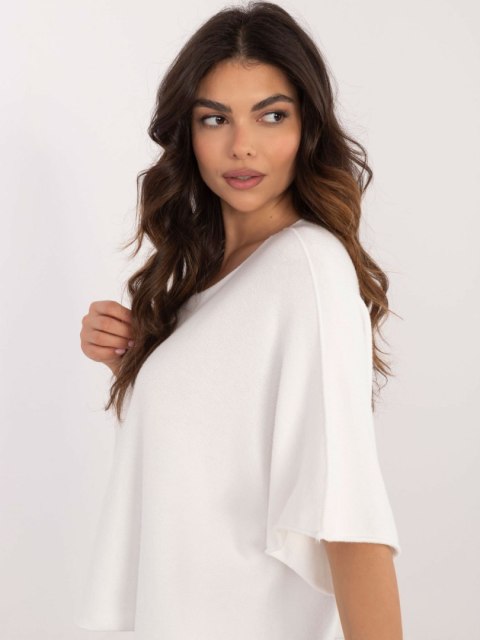 Sweter oversize biały, rękaw 3/4 idealny do pracy Sweter oversize biały, rękaw 3/4 idealny do pracy