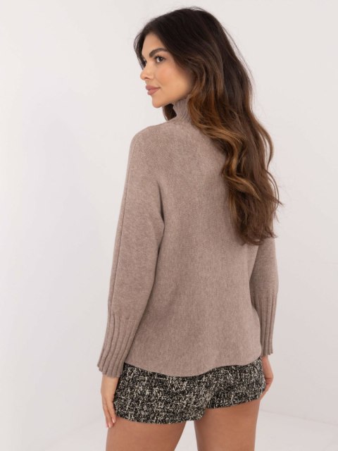 Sweter beżowyy, golf oversize ze ściągaczami na codzień Sweter beżowyy, golf oversize ze ściągaczami na codzień