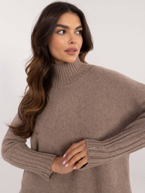 Sweter beżowyy, golf oversize ze ściągaczami na codzień Sweter beżowyy, golf oversize ze ściągaczami na codzień