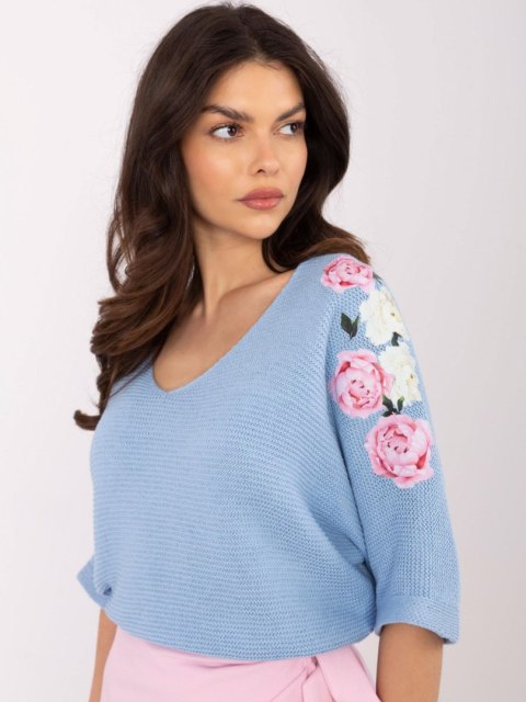 Sweter niebieski z rękawem 3/4 z nadrukiem kwiatowym Sweter niebieski z rękawem 3/4 z nadrukiem kwiatowym