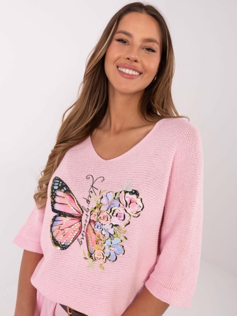 Sweter jasnoróżowy, oversize z rękawem 3/4, z nadrukiem motyla