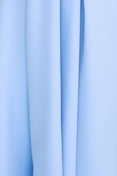 348-12 SCARLETT - rozkloszowana sukienka midi z kopertowym dekoltem i paskiem - BŁĘKITNA - M