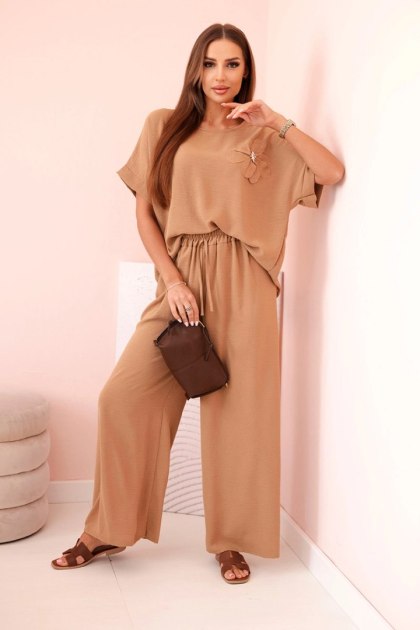 Komplet damski z wiskozy z kwiatem i szerokimi spodniami camel Made in Italy