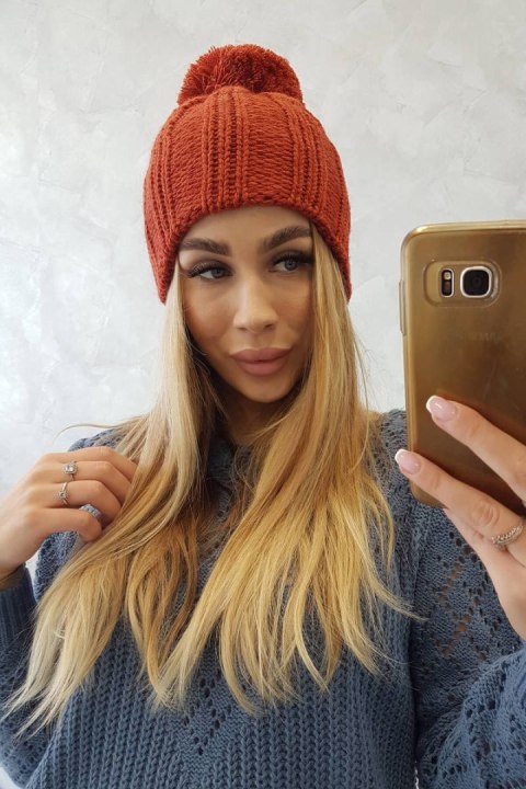 Zimowa czapka damska z pomponem w kolorze brązowym