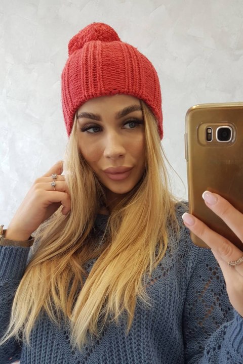 Zimowa czapka damska z pomponem w kolorze czerwonym