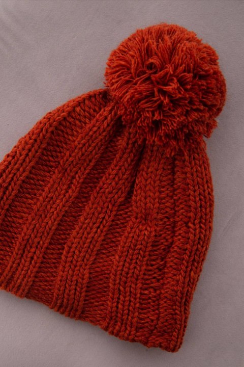 Czerwona czapka zimowa damska – polska produkcja