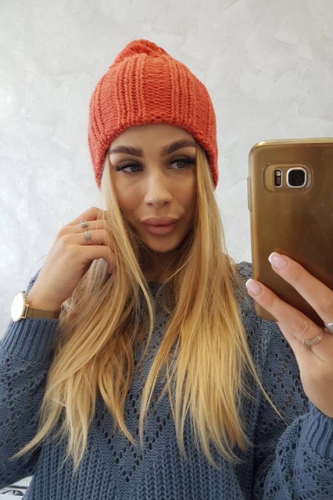 Zimowa czapka damska z pomponem w kolorze rudym