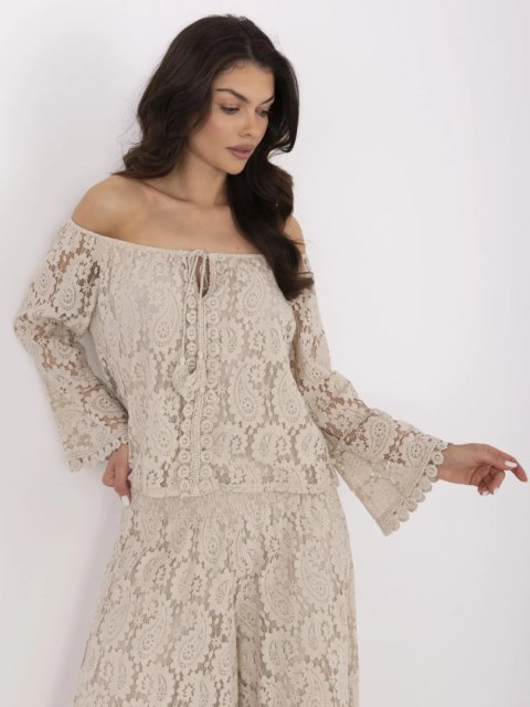 Bluzka boho hiszpanka z koronką i wiązaniem, beżowa – ITALY MODA Bluzka boho hiszpanka z koronką i wiązaniem, beżowa – ITALY MODA
