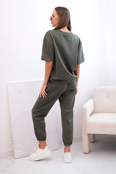 Modelka w khaki komplecie z wiskozy – bluzka z krótkim rękawem i spodnie z elastycznym pasem i ściągaczami Modelka w khaki komplecie z wiskozy – bluzka z krótkim rękawem i spodnie z elastycznym pasem i ściągaczami