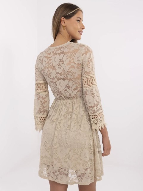 Beżowa sukienka boho mini z koronką, dekoltem V, podszewką i rękawem 3/4 Beżowa sukienka boho mini z koronką, dekoltem V, podszewką i rękawem 3/4