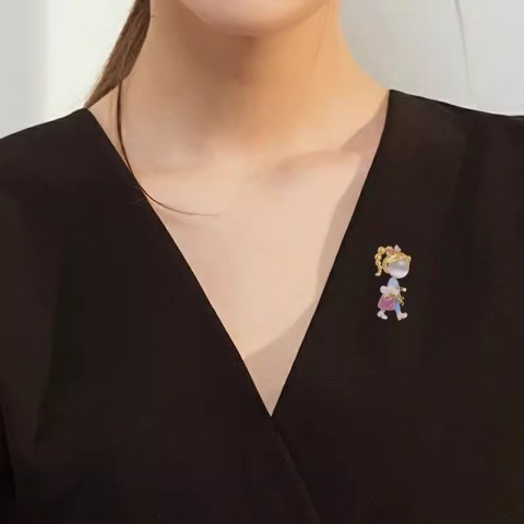 Broszka ozdobna emaliowana dziewczynka z torebką BZ201 Broszka ozdobna emaliowana dziewczynka z torebką BZ201