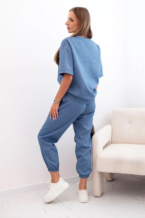 Modelka w komplecie damskim z wiskozy w kolorze jeansowego melanżu – bluzka z krótkim rękawem i spodnie z gumką Modelka w komplecie damskim z wiskozy w kolorze jeansowego melanżu – bluzka z krótkim rękawem i spodnie z gumką