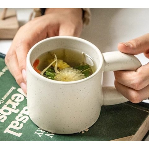 Ceramiczny, nakrapiany kubek z uchem 300 ml CUP21 Ceramiczny, nakrapiany kubek z uchem 300 ml CUP21