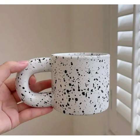 Ceramiczny, nakrapiany kubek z uchem 300 ml Matowy CUP19 Ceramiczny, nakrapiany kubek z uchem 300 ml Matowy CUP19
