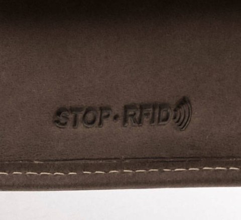 Skórzany portfel z zapinką i ochroną kart RFID — Peterson