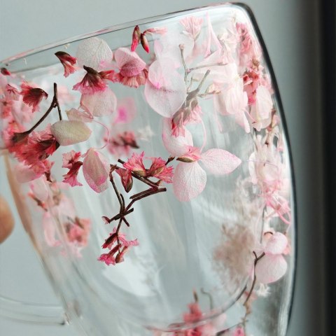 Szklanka termiczna 300 ml z suszonymi kwiatami w ściankach – elegancki kubek do kawy lub herbaty Szklanka termiczna 300 ml z suszonymi kwiatami w ściankach – elegancki kubek do kawy lub herbaty