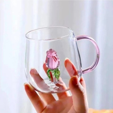 Szklanka 400 ml z przezroczystego szkła z różowym szklanym tulipanem w środku i różową rączką – elegancki kubek