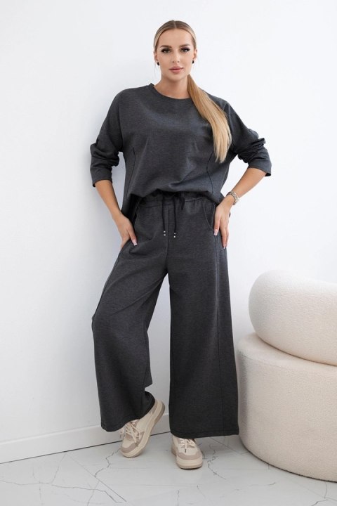 Modelka w grafitowym komplecie Punto Milano Winter – bluza i szerokie spodnie w nowoczesnym stylu Modelka w grafitowym komplecie Punto Milano Winter – bluza i szerokie spodnie w nowoczesnym stylu